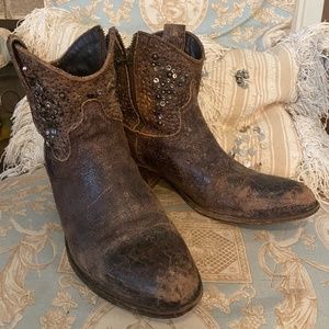 Vintage Frye Deborah studded short boots booties b